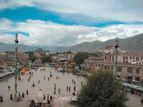 5ti010_Lhasa_vanaf_Jokhang01